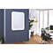 Miroir blanc rectangulaire aux coins arrondis sur mur gris. En arrière-plan : bureau avec fenêtre, bureau et plantes.
