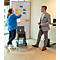 Zwei Personen besprechen ein Brainstorming an einem mobilen Whiteboard in einem modernen Büro.