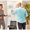 Zwei Männer in einem Büro stehen vor einem Whiteboard, auf dem Konzepte mit Post-its und Zeichnungen visualisiert sind.