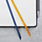 Notizbuch mit blauem und gelbem Lesezeichen und einem Stift.