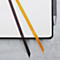 Nahaufnahme eines offenen Notizbuchs mit zwei farbigen Lesezeichen und einem Stift.
