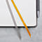 Nahaufnahme eines offenen Notizbuchs mit zwei farbigen Lesezeichen, einem grauen und einem gelben, sowie einem Stift.