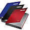 Trois cahiers, bleu, noir et rouge, disposés en chevauchement. Le cahier rouge est ouvert.