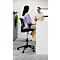 Mujer sentada en una silla de oficina negra con reposapiés, hablando con un hombre.