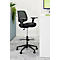 Silla de oficina negra con respaldo de malla, reposabrazos y reposapiés, sobre ruedas.