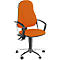 Silla de oficina naranja con apoyabrazos negros y patas plateadas.