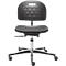 Silla de oficina negra con respaldo y ruedas. El asiento está moldeado y el respaldo tiene un hueco.