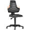Silla de oficina negra, con reposabrazos naranjas. Cinco ruedas en la base. Altura del asiento ajustable.