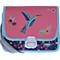 Un cartable rose avec un motif de colibri, une bordure bleue et un motif floral.