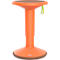 Stehhilfe in Orange mit brauner Sitzfläche, Griffband und verstellbarer Höhe.