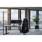 Büro mit Schreibtisch, zwei Monitoren, Stuhl, Pflanze und Lampe vor Panoramafenstern.