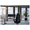 Een moderne werkplek met een staande lamp, bureau en ergonomische stoel voor een groot raam met uitzicht op de stad.