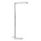 Een moderne, witte vloerlamp. De lampenkop is rechthoekig, de voet bestaat uit twee evenwijdige staven.