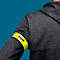Person trägt einen grauen Hoodie. Am Arm ist eine gelbe Armbinde mit dem Logo "allonau" zu sehen.