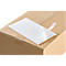 Caja de cartón marrón con una bolsa portadocumentos blanca adhesiva pegada, con la tira protectora parcialmente retirada.
