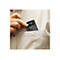 Eine Person steckt ein schwarzes Pocket Mobile-GerÃ¤t in eine Hemdtasche. Der Schriftzug pocket mobile ist zu sehen.