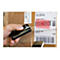 Person scannt Paketaufkleber mit Barcode-Scanner. Barcode wird rot markiert. Telefon im unteren Bildbereich.