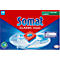 Tableta para lavavajillas Somat Classic Power sobre un plato con cubiertos. Tableta roja y azul, publicidad de platos limpios.