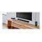 Eine schwarze Soundbar unter einem Fernseher an einer Holzwand. Auf einem Holzregal stehen Deko-Gegenstände.