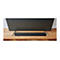 Ein Fernseher mit einer Soundbar vor einem Holz-Hintergrund.