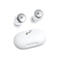Weiße kabellose Ohrhörer mit Ladecase. Zwei Ohrhörer und Case vor weißem Hintergrund.
