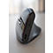 Souris ergonomique grise avec texte "Bakker Elkhuizen". Port USB-C, posé sur une surface claire.