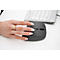 Main avec bague utilisant une souris ergonomique grise, clavier en arrière-plan.
