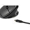 Gros plan d'une souris ergonomique noire avec un câble USB-C attaché, sur fond blanc.
