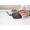 Une femme utilise une souris et un clavier ergonomiques ; l'accent est mis sur la main sur la souris.