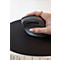 Une main utilise une souris ergonomique grise avec les inscriptions 'forward' et 'back' sur un tapis de souris noir.