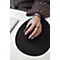 Main manipulant une souris d'ordinateur noire sur un tapis de souris rond et noir.
