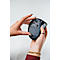 Mains tenant une souris ergonomique noire, détails du dessous. Bagues et bracelet sont visibles.