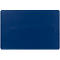 Tapis rectangulaire bleu foncé, coins arrondis. Un petit texte est en bas à gauche.