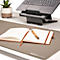 Ordinateur portable noir sur pied. Souris, clavier et bloc-notes en dessous. Petit pot avec plante.