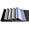 Bureau bleu clair avec ordinateur portable, bloc-notes et stylo. Des plantes et un support pour ordinateur portable sont également visibles.