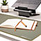 Ordinateur portable noir sur support, clavier, souris, carnet avec stylo et plante. Sur fond blanc.