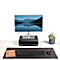 Ordinateur portable noir sur support avec clavier, souris et bloc-notes sur tapis noir. Une petite plante en arrière-plan.