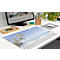 Bureau avec paysage de plage, calendrier, ordinateur, souris, porte-stylo, plante.