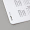 Gros plan d'un calendrier blanc avec un fond gris. Le logo Sigel et un calendrier hebdomadaire sont visibles.