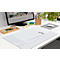 Bureau avec ordinateur, fournitures de bureau et un sous-main transparent.