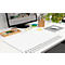 Bureau avec accessoires : moniteur, souris, stylos, post-it et un bloc-notes blanc et allongé avec des marques grises.