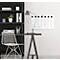 Bureau avec calendrier, lampe et chaise. Le calendrier indique Septembre. Une étagère est contre le mur.