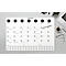 Un calendrier mural blanc pour septembre, avec des rendez-vous notés. A côté se trouvent des lunettes, un stylo, une tasse de café et un ordinateur portable.