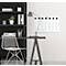 Bureau avec calendrier mural, lampe de bureau et chaise. Les jours de la semaine de septembre 2019 sont indiqués sur le calendrier.
