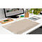 Tapis de bureau beige avec fournitures de bureau telles que stylos, souris, moniteur, porte-stylos et petites plantes.