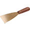 Une spatule avec un manche en bois et une lame en métal dorée. La poignée est fixée avec deux rivets.