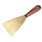 Spatule avec manche en bois, lame dorée. Sur fond blanc.