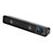 Schwarze Soundbar mit Lautstärkeregler und Anschlüssen. Die Vorderseite hat zwei Lautsprecherauslässe. Auf weißem Hintergrund.