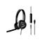 Schwarzes Headset mit Mikrofonarm, Kabelfernbedienung und USB- sowie Klinkenanschluss vor weißem Hintergrund.