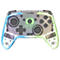 Transparenter Controller mit blauer und grüner Beleuchtung. Sichtbar: Knöpfe, Sticks und "speedlink"-Schriftzug.
